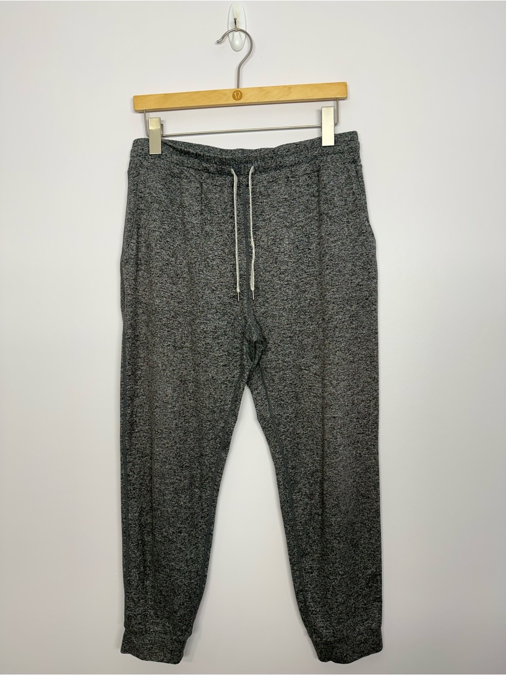 136: Vuori Performance Jogger Dark Gray Heather Size Large 26” inseam